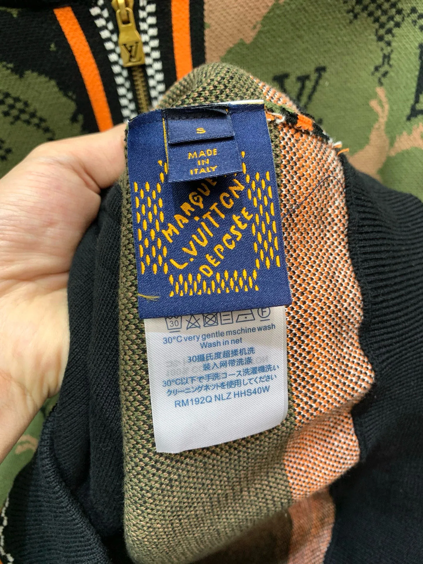 🅿️560 🀄️ Louis Vuitton Louis Vuitton 1*v camouflage woolen jacket knitted jacket YB purchased and printed. Made of custom sheep wool fabric. This sheep wool tunic jacket uses warm tones to depict the Geo Rodeo pattern of the 2025 autumn and winter show. It uses a complex jacquard texture to present the silhouette of a galloping horse and Monogram elements. Micro Damier ribbon embellished zipper front, hem and cuffs. Full-width Geo Rodeo Jacquard, zipper, hem and cuffs are Micro Damie ribbon yarn custom-woven and dyed. Full knitted jacquard design. Zip fly on the chest. Can be matched with bottoms of the same season to create a fashionable look. Suitable for various occasions. Customized accessories. Complete three standards. Same style for men and women.